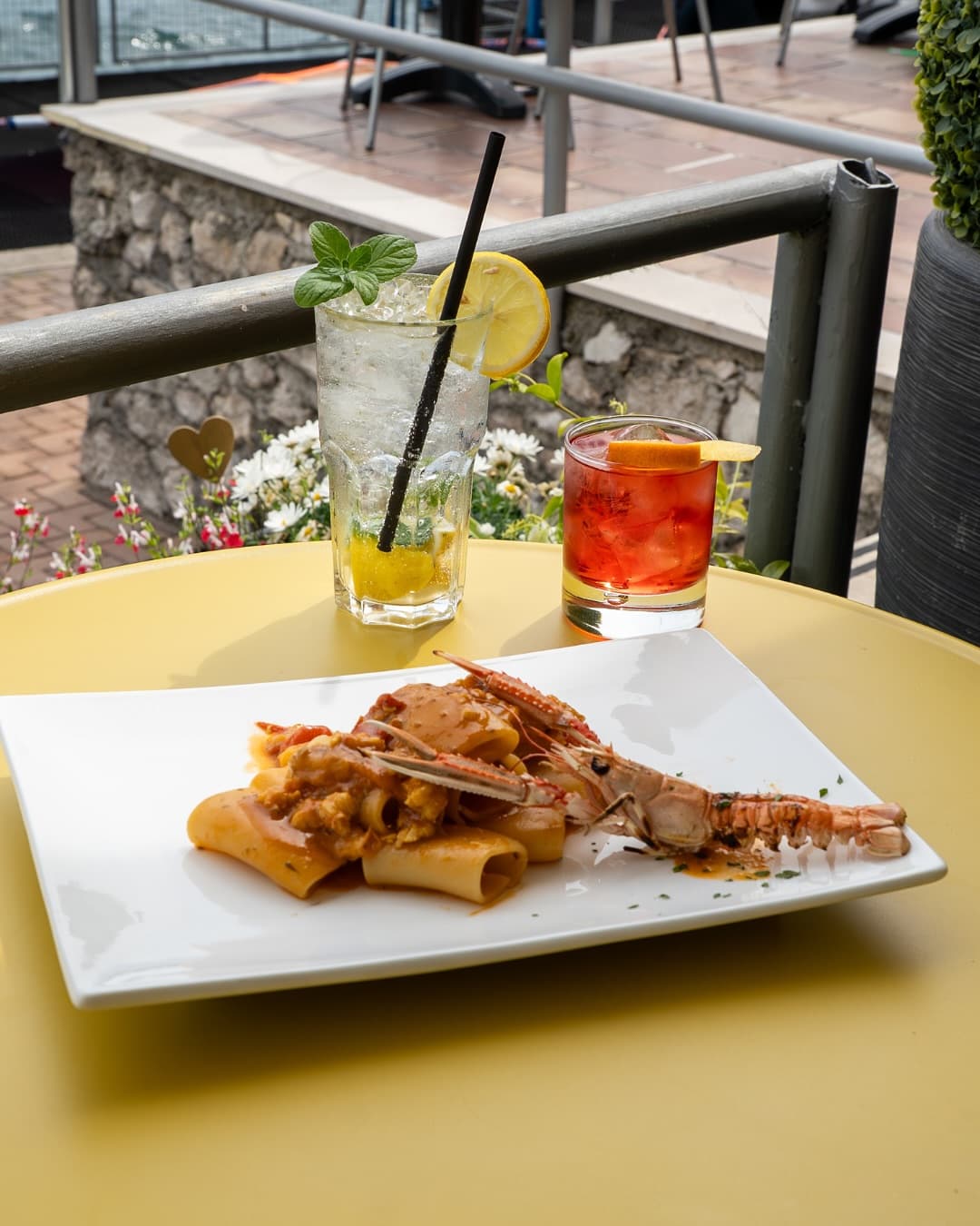 Pasta e cocktail in terrazza